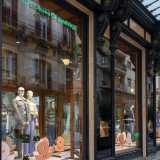 ...� contraddistinto al piano strada da ampie vetrate espositive che da vent�anni ospitano per� i manichini e il verde logo Benetton. Perch� nel 2001 l�atelier dei Mincuzzi ha lasciato il posto alla multinazionale veneta, il cui contratto di affitto scade nel 2028